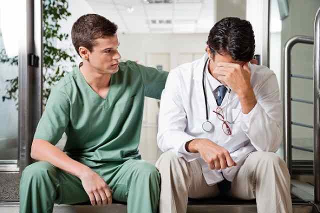 As intervenções para reduzir o burnout nos médicos são eficazes?