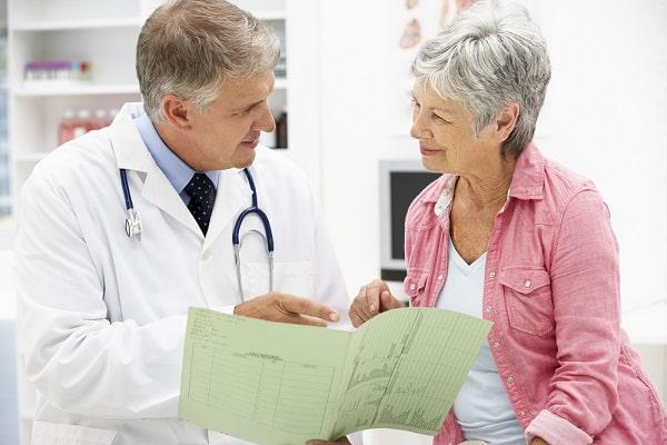 médico atendendo paciente idosa com parkinson