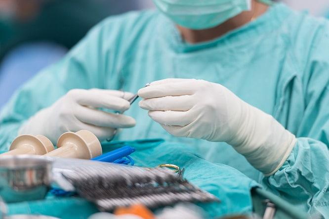 médico cirurgião se preparando para cirurgia de torção anexial