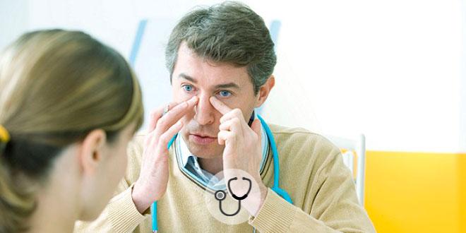 médico explicando para paciente sobre a oftalmoplegia