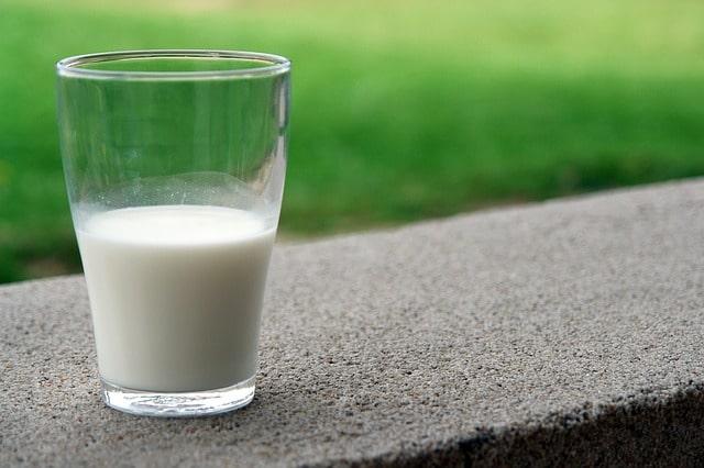 copo de leite em cima de uma mureta, de paciente que possui intolerância à lactose