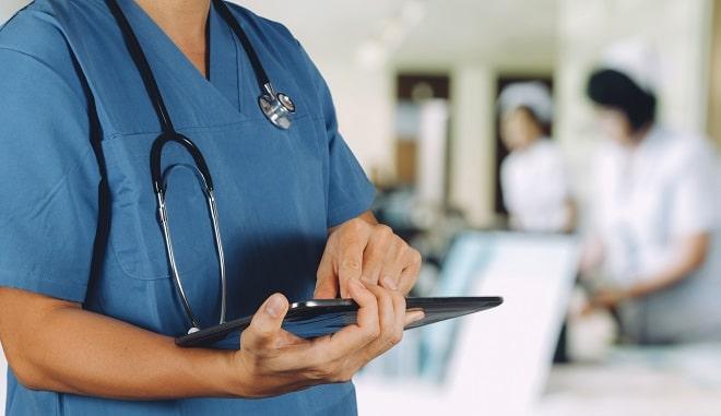 médico em terapia intensiva com prontuário de paciente com status epilepticus