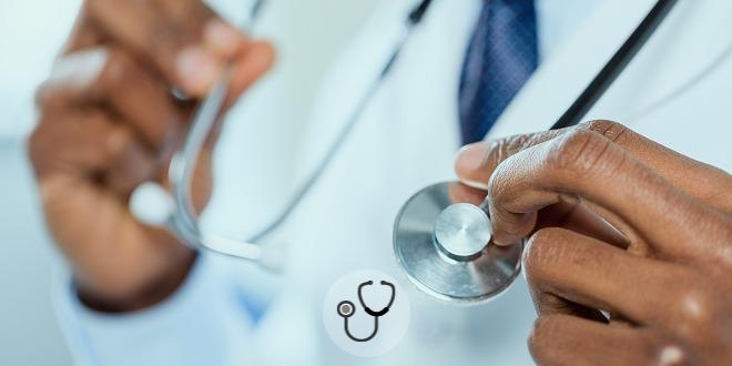 médico segurando estetoscópio para tratar paciente com gastroenterite eosinofílica