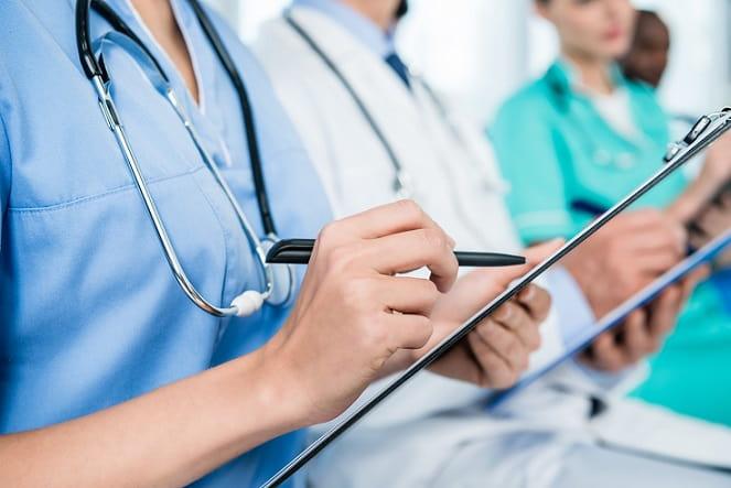 médicos e profissionais com pranchetas nas mãos aprendendo com cursos para Covid-19