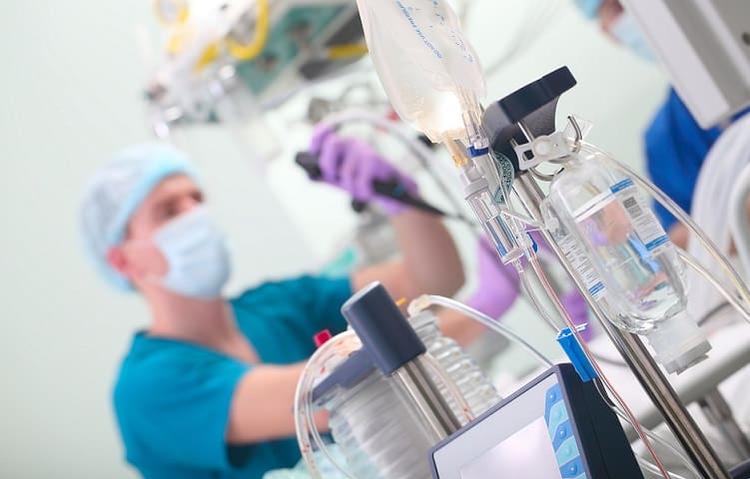 Médico realiza drenagem por ultrassonografia endoscópica para tratamento de colecistite