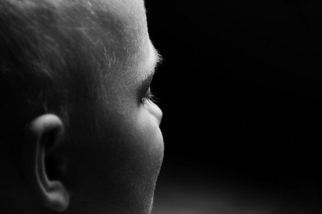 Criança sobrevivente de câncer apresenta perda de audição e déficits neurocognitivos