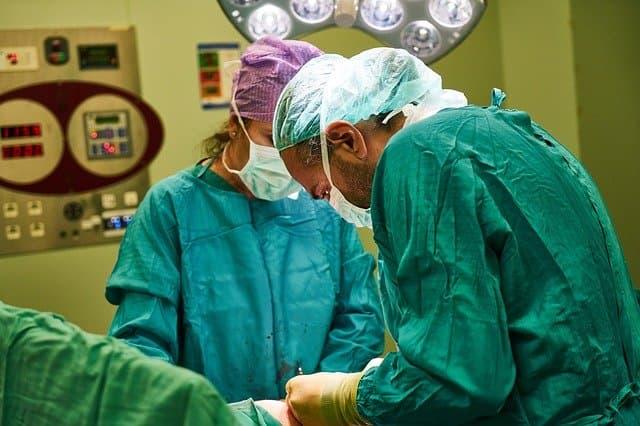 ACSCC 2022: Qual a melhor maneira de tratar uma hérnia paracolostômica?
