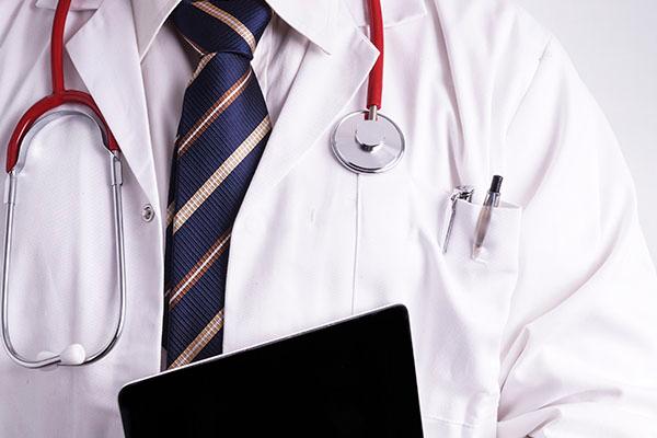 três casos de colangiopatia grave durante a fase de recuperação de pacientes com Covid-19 admitidos em estado crítico. 