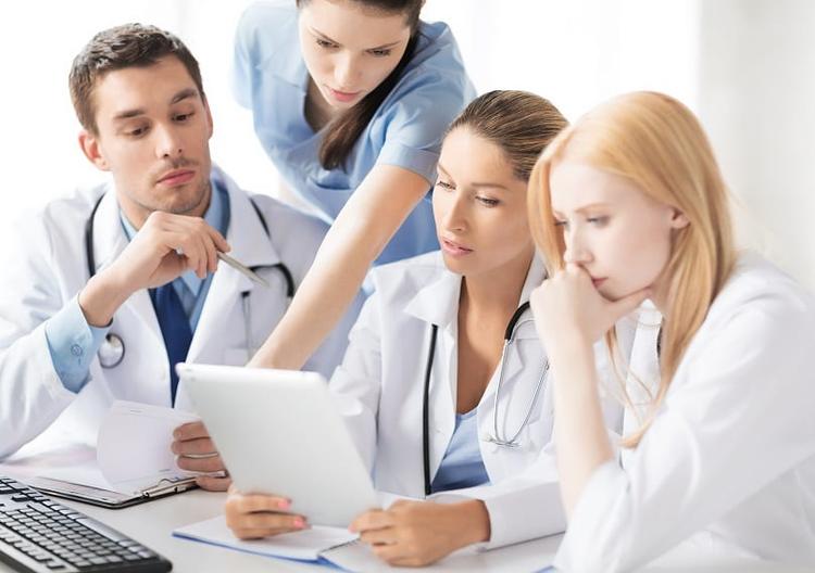 Qual o tempo ideal de antibioticoprofilaxia após reconstrução com endoprótese em ressecções de tumores malignos de membros inferiores?