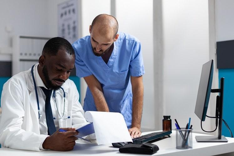 Como infecções prévias se manifestam em pacientes com Síndrome de Guillain-Barré