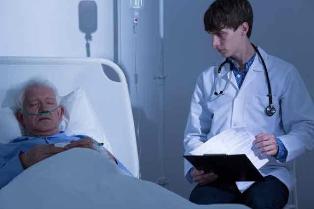 médico em consulta com paciente idoso