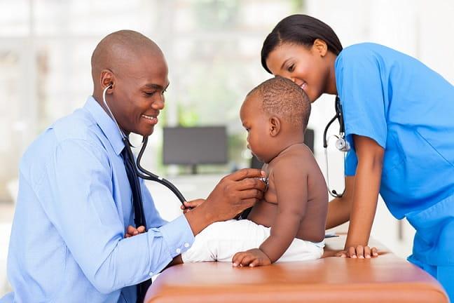 cirança sendo consultada por médico e enfermeira, usando práticas do choosing wisely