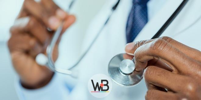 médico segurando estetoscópio para cuidar de paciente com disfagia