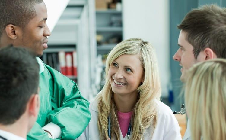 médicos conversando sobre mentoria médica