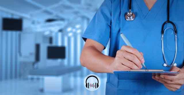 médico no hospital anotando em prancheta