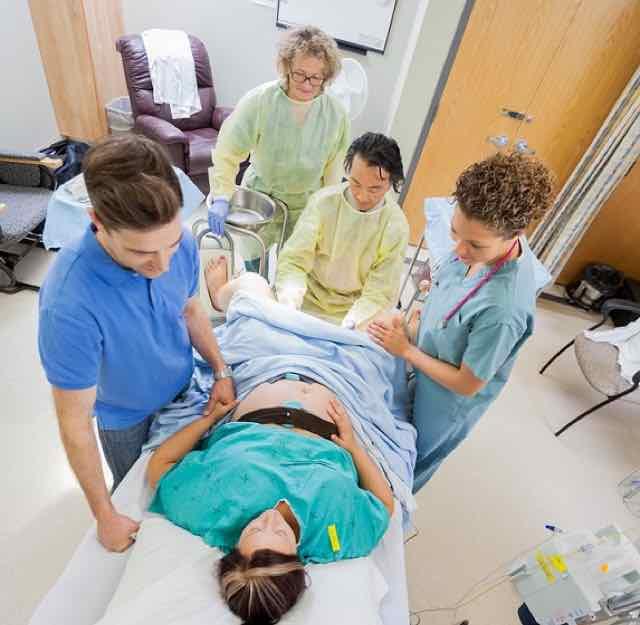 médicos realizando parto