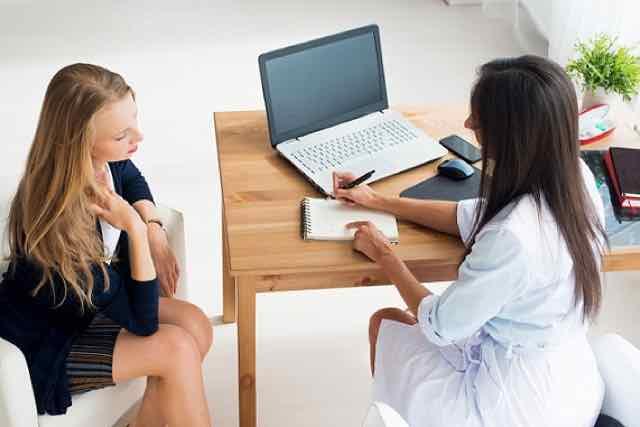 mulher na consulta com a médica