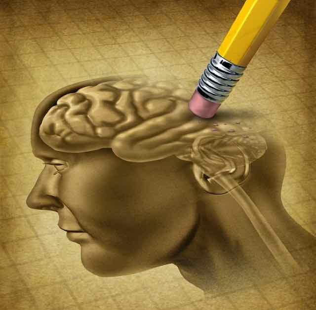 cerebro sendo apagado com borracha