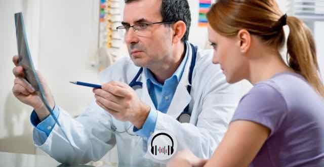 medico olhando radiografia com a paciente