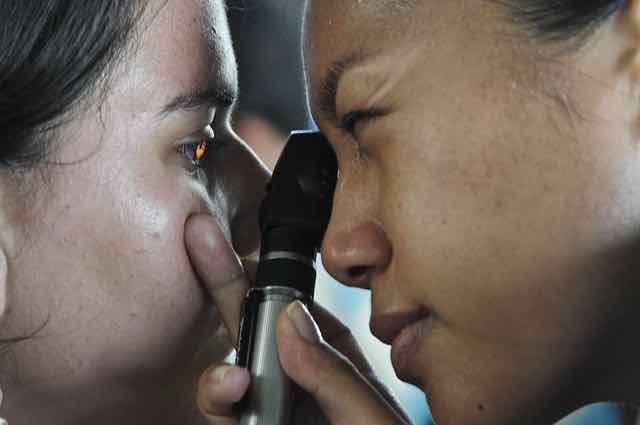 medica realizando exame de vista em paciente