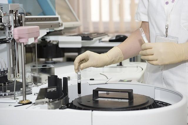 laboratorista avaliando PSA de paciente