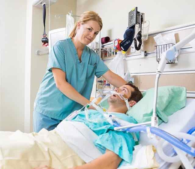 enfermeira ajudando paciente