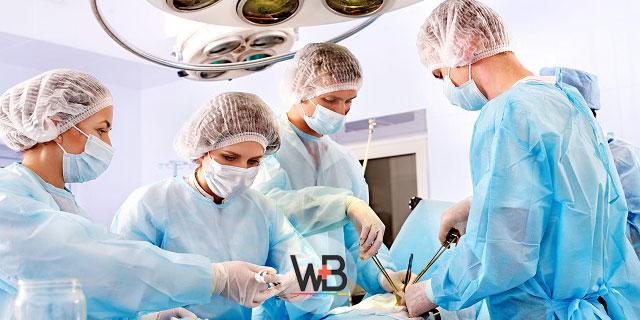 cirurgiões realizando tratamento em paciente com apendicite aguda