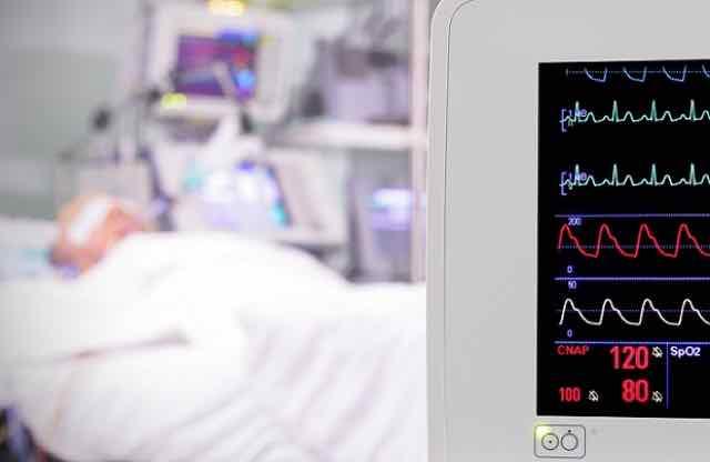 monitor cardiaco de paciente na terapia intensiva