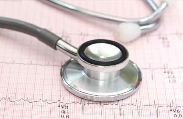 estetoscópio em cima de um eletrocardiograma