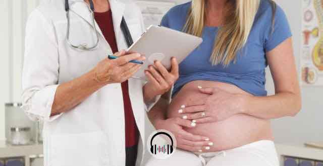 paciente em consulta pré natal com médica