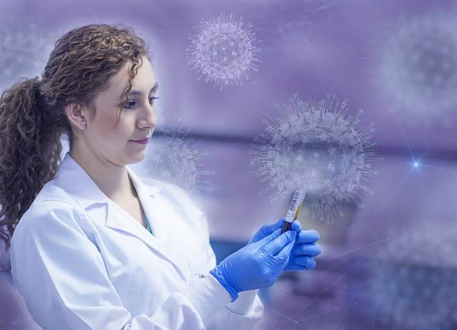 Médica analisa amostra coletada para teste diagnóstico de Covid-19