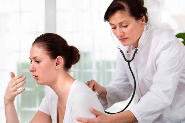 medica examina paciente resfriada