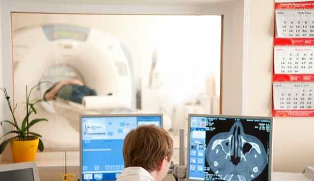 medico olhando os resultados da ressonancia magnetica