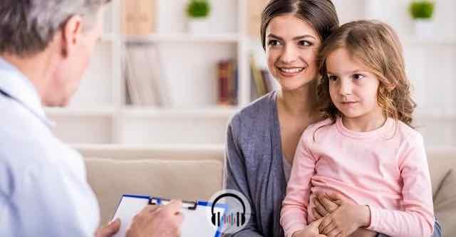 medico em consulta com paciente pediatrico