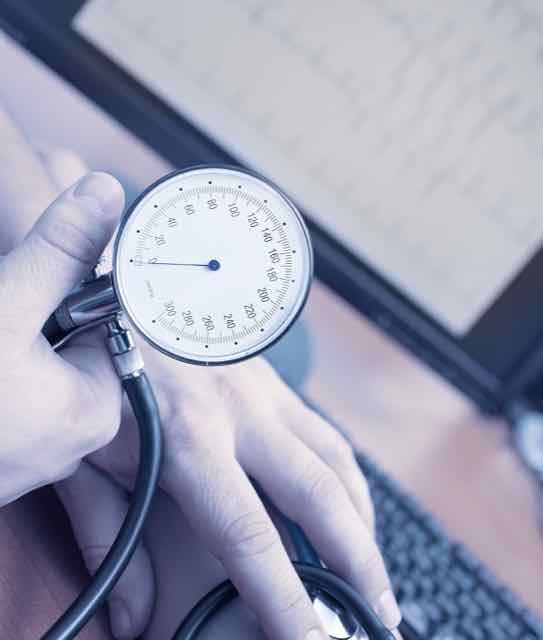 medico medindo a pressão do paciente