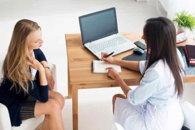 médica conversando com paciente mulher durante consulta