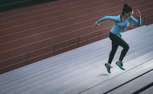 mulher subindo escada