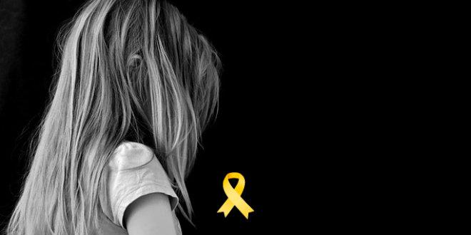 menina olhando para baixo no escuro pensando em automutilacao