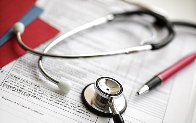 estetoscópio em cima de prontuário médico de paciente com síndrome dolorosa regional complexa