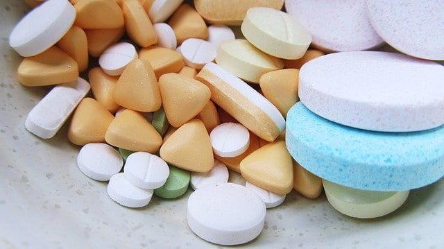 medicamentos variados, incluindo anticolinérgicos