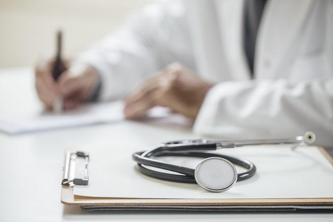 prontuário e estetoscópio de médico cuidando de pacientes com câncer e doenças do pericárdio