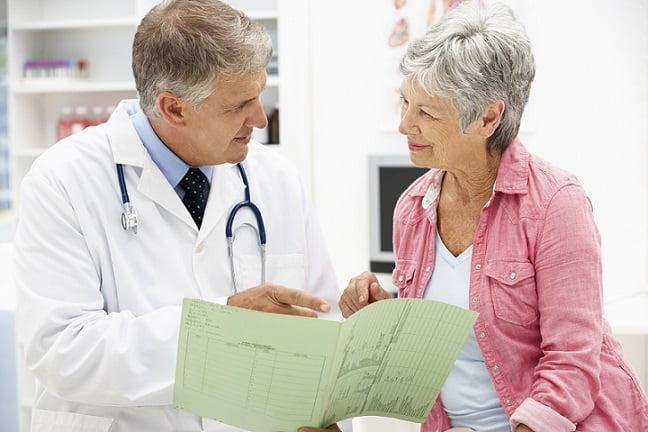 médico com paciente idosa com sarcopenia