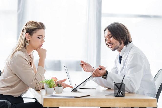 Ginecologista explica para paciente opções de tratamento para dor pélvica crônica.