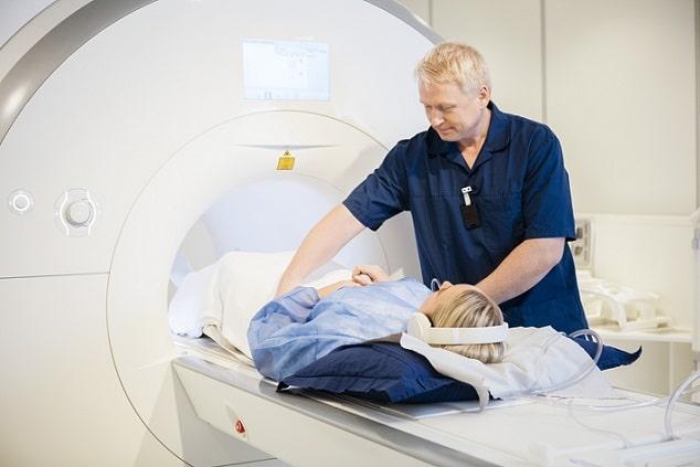 enfermeiro fazendo tomografia de rastreio de câncer de pulmão