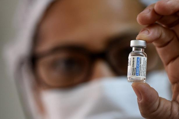 médico segurando vacina da janssen