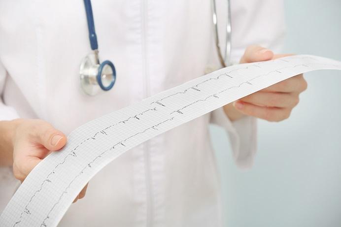 médico avaliando exame de insuficiência cardíaca