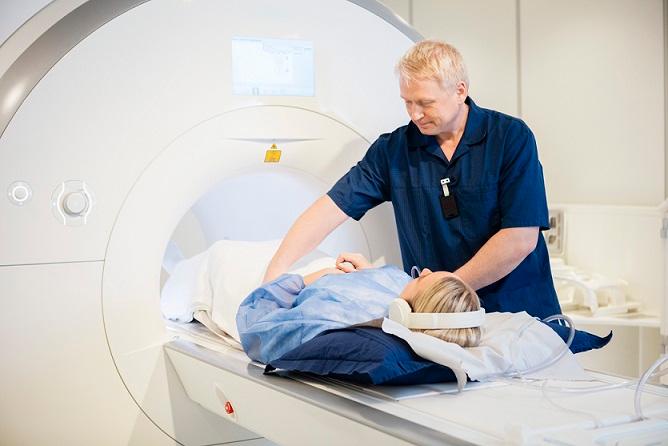 médico realizando ressonância de espondiloartrite axial