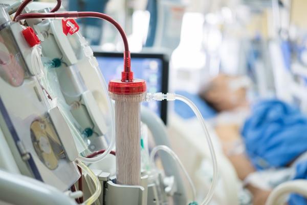 Apixabana deve ser usada em dose reduzida na doença renal crônica avançada?