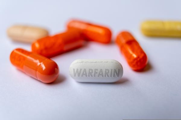 Dose de DOAC para FA deve ser reduzida em idosos com múltiplas comorbidades?