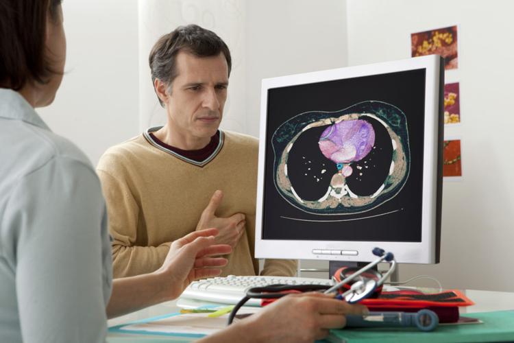 Em quais destes pacientes a realização de escore cálcio tem maior utilidade?